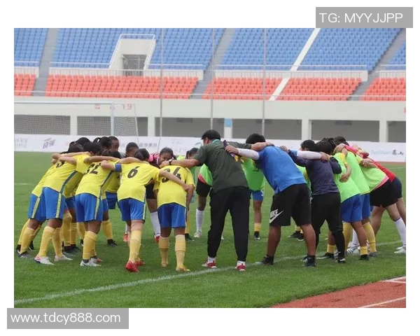 球星亲自挑战普通人踢足球场上风采尽显的精彩瞬间