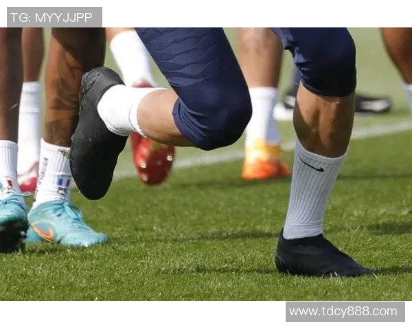 穿次顶足球鞋的球星们如何在赛场上演绎技术与速度的完美结合