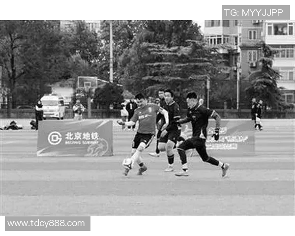 足球巨星体验地铁生活：当世界级球员与市民同行的趣味瞬间